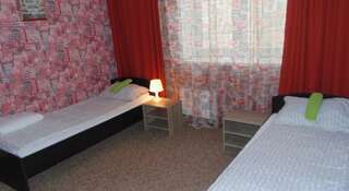 Гостиница Hostel Mayakovsky Новокузнецк Двухместный номер с 2 отдельными кроватями и дополнительной кроватью-3