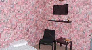 Гостиница Hostel Mayakovsky Новокузнецк Двухместный номер с 2 отдельными кроватями и дополнительной кроватью-1